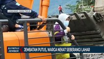 Warga Nekat Seberangi Aliran Lahar Semeru, Karena Jembatan Putus
