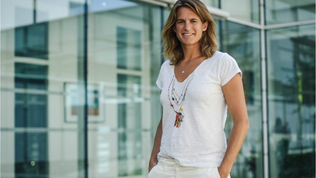 VOICI - PHOTOS Amélie Mauresmo fait fondre la Toile avec des clichés de ses enfants au ski