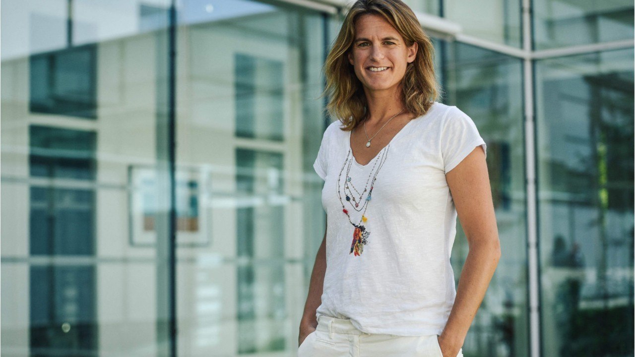 VOICI - PHOTOS Amélie Mauresmo fait fondre la Toile avec des clichés de ses enfants au ski