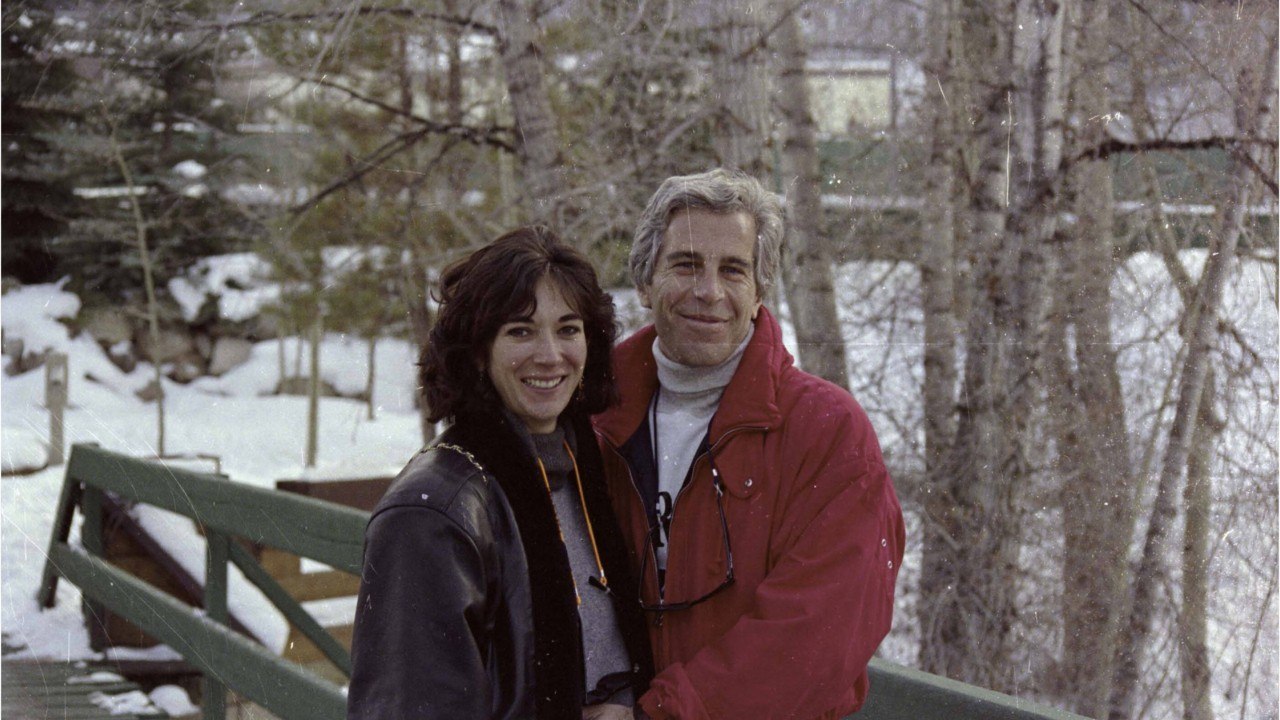 VOICI : Affaire Jeffrey Epstein : son ancienne compagne Ghislaine Maxwell reconnue coupable de crimes sexuels