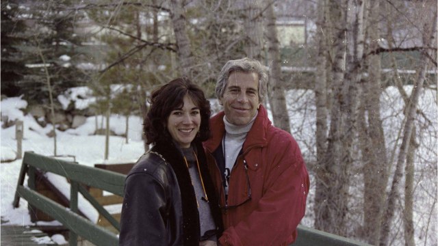 VOICI : Affaire Jeffrey Epstein : son ancienne compagne Ghislaine Maxwell reconnue coupable de crimes sexuels