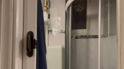 VOICI / Tristan Lopin pose en train de récurer ses toilettes, mais un détail surprend les internautes