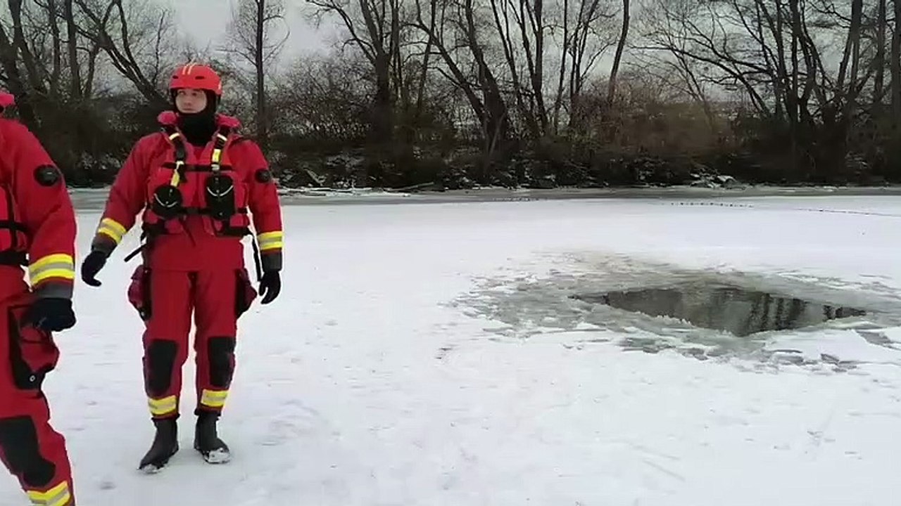 ZÁZNAM: Taktické cvičenie záchrany osôb z preboreného ľadu na VN Malá Domaša