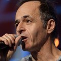 VOICI social : Jean-Jacques Goldman en vacances en France : ce couple de stars qui l’a rejoint à la montagne