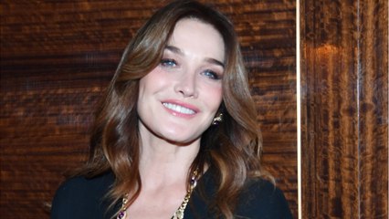 VOICI : Carla Bruni : sa maman Marisa Bruni-Tedeschi hospitalisée, elle ironise la situation