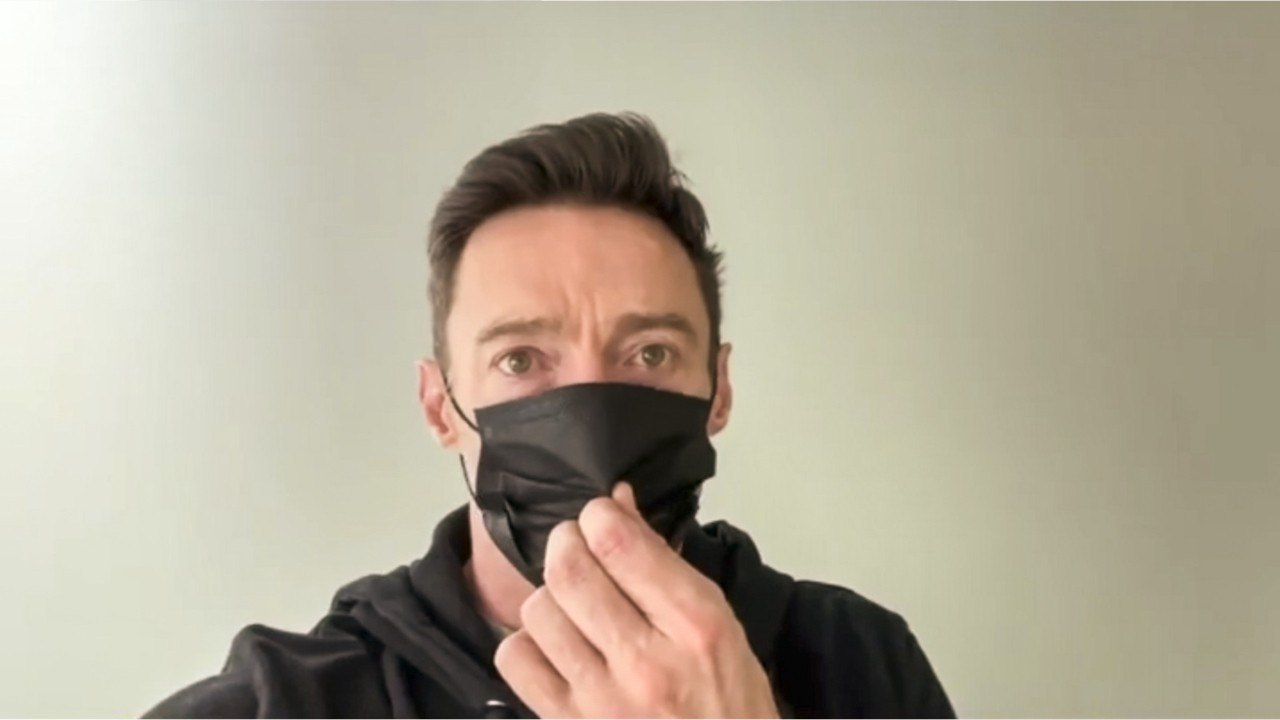 VOICI : Hugh Jackman positif à la Covid-19 : le comédien ne pourra pas monter sur scène à Broadway