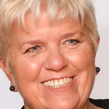 VOICI SOCIAL : Joséphine, ange gardien : Mimie Mathy explique pourquoi Nelson Monfort et Philippe Candeloro n’ont pas été payés pour leur apparition dans la série