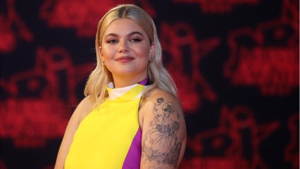VOICI : Louane régale ses abonnés avec son gros fail capillaire