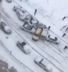 BUZLANAN YOLDA 10 ARACIN BİRBİRİNE GİRDİĞİ KAZA KAMERADA