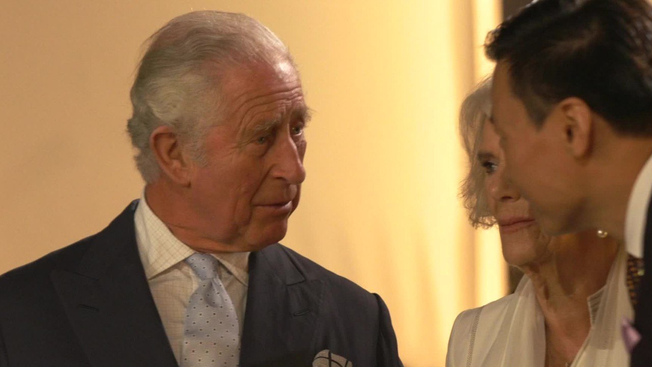 VOICI - PHOTO Prince Charles et Camilla partagent un cliché inédit pour Noël : ces détails qui surprennent les internautes