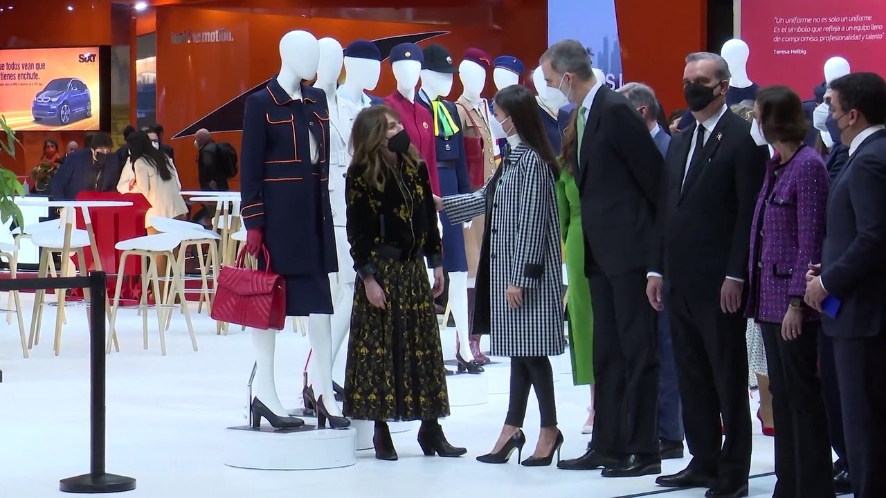 La Reina Letizia reinventa su traje sastre en un sobrio y discreto look 'work'