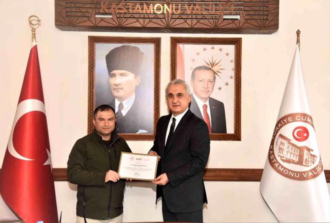 Afet bölgesinde görev alan İHA muhabirlerine Bakan Soylu'dan teşekkür belgesi