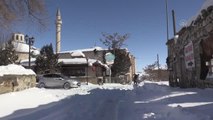 Kar ile beyaza bürünen tarihi Harput Mahallesi turistlerin ilgi odağı oldu