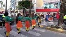 Antalya'da yaya önceliği farkındalık etkinliği; yaya geçidinde folklor oynadılar