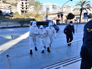 Testi pozitif çıkan şüpheli şahıs, tulum içerisinde adliyeye sevk edildi