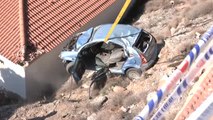 Dos días después rescatan el coche que quedó empotrado en un tejado en Granada