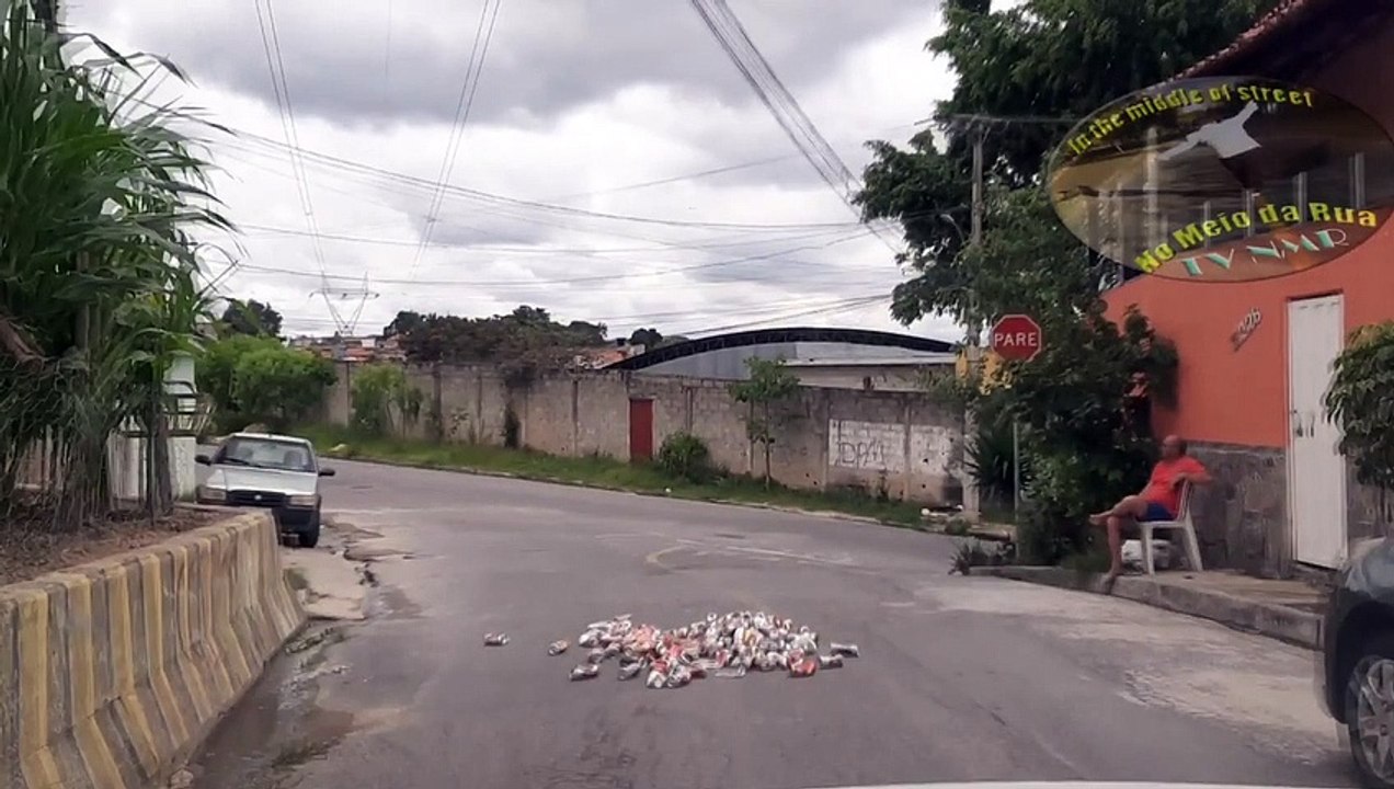 Como amassar latinhas SEM ESFORÇO usando a rua !
