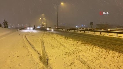 Video herunterladen: İstanbul'da TEM Otoyolu beyaza büründü, sürücüler güçlükle ilerledi