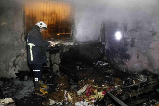 Üst kattaki daireyi yağmalayıp, alt katı çocuklar içerdeyken ateşe verdiler