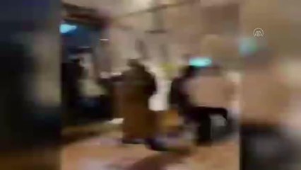 Kardan dolayı devam edemeyen İETT otobüsü yolcularını indirdi