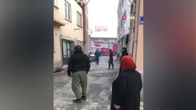 Bursa'da 3 katlı evin zemin katında yangın çıktı