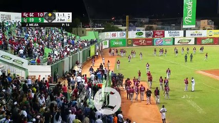 Marcell Ozuna discute con fanáticos en el bleacher