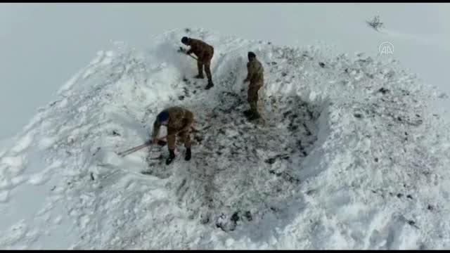 Komandolar, yaban hayvanları için doğaya yem ve yiyecek bıraktı