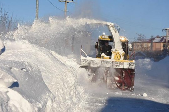 BİTLİS MERKEZİNDE KAR KALINLIĞI 1 METREYİ AŞTI; 332 KÖY YOLU KAPALI