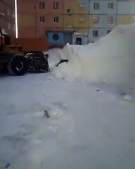 Quand t'as garé ta voiture au mauvais endroit avant une tempête de neige en Russie