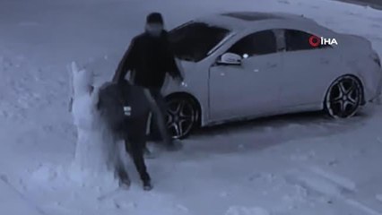 Son dakika haber | Gençlerin kardan adamla karşılıklı oynayıp halay çektiği anlar kamerada