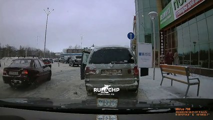 Voilà comment les russes sortent de voiture... quand ils ont un peu trop bu