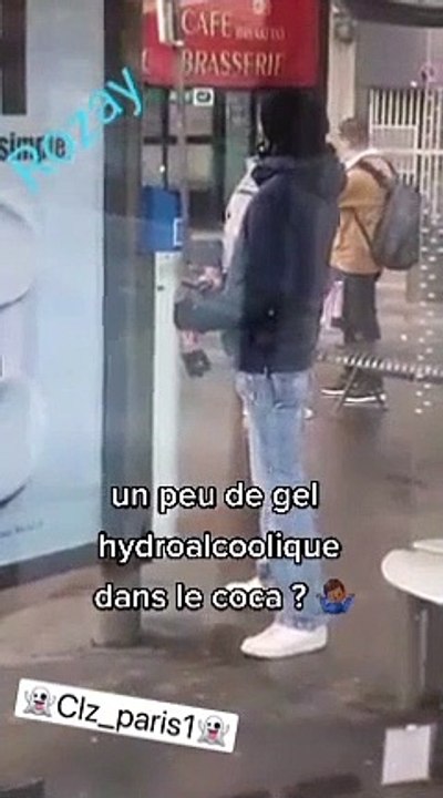Il met du gel hydroalcoolique dans son coca pour le boire