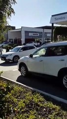 Il vole une voiture sur un parking et appelle à l'aide quand il se fait attraper !