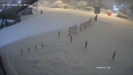 Girdiği markette kasaları boşaltıp, soda içen pişkin hırsız kamerada