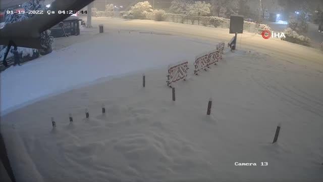 Girdiği markette kasaları boşaltıp, soda içen pişkin hırsız kamerada