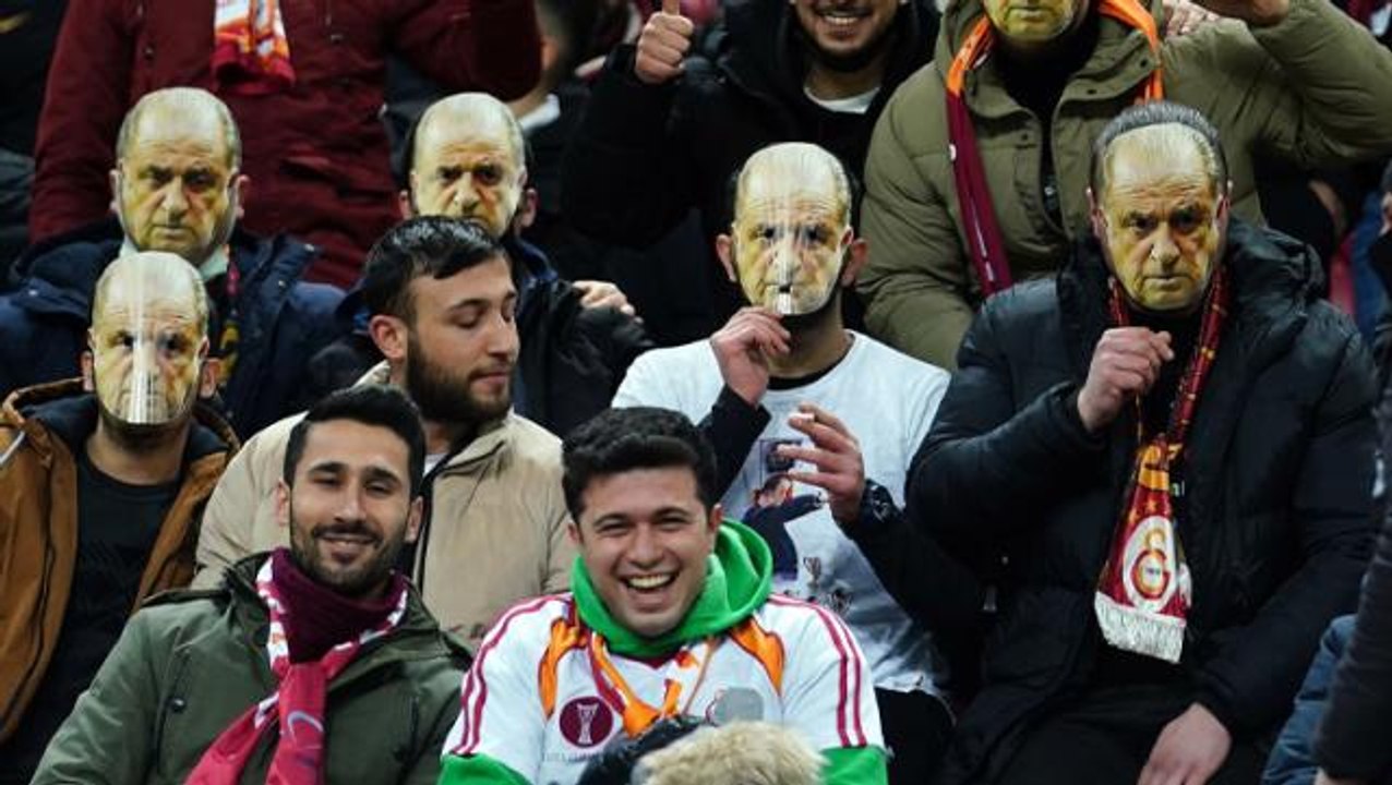 Galatasaray stadında maskeli taraftarlar! Başkan Burak Elmas'a mesaj