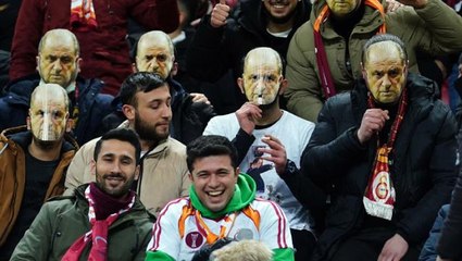Galatasaray stadında maskeli taraftarlar! Başkan Burak Elmas'a mesaj