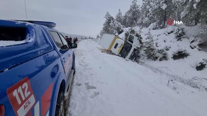 PTT kargo kamyonu yoldan çıkarak devrildi