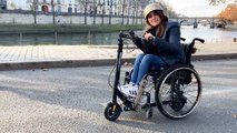 Grâce à cette invention, on peut mettre un fauteuil roulant sur une trottinette