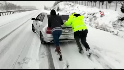 Son dakika! Kar nedeniyle yolda kalan vatandaşların yardımına trafik polisleri koştu
