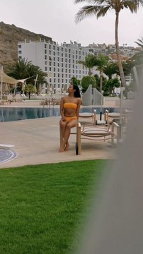 Shula Rajaonah swimwear swimming pool orange is the new black Canaries 2021 Veronica Antico beaux draps