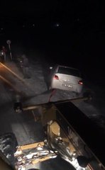 Kars'ta yolda kalan araçlar kurtarıldı