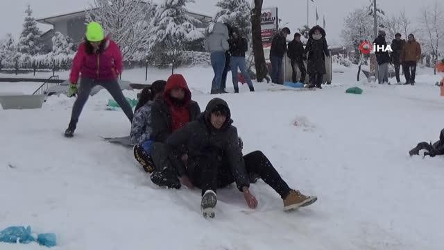 Çocuklar poşetlerle kayarak karın keyfini çıkarttı