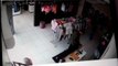 Câmera flagra homem furtando celular em loja em Santa Tereza