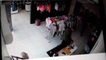 Câmera flagra homem furtando celular em loja em Santa Tereza