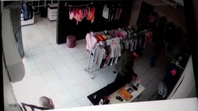 Câmera flagra homem furtando celular em loja em Santa Tereza
