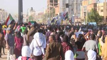 أهالي الخرطوم يواصلون التظاهر للمطالبة برحيل العسكر وعودة الحياة المدنية