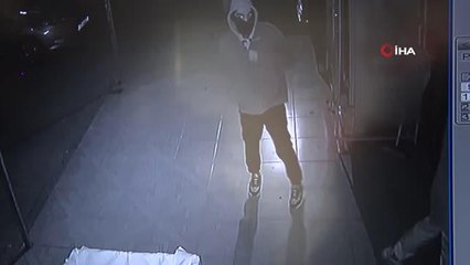 Levye demiri ile açtıkları marketten sigaraları ve paraları torbalara doldurarak çaldılar...O anlar kamerada