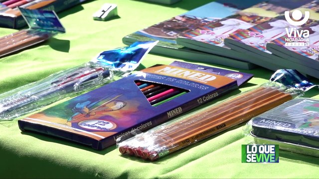 Mined y agentes policiales trasladan paquetes escolares en Managua