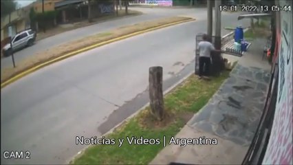 Vecino es alertado que motochorros escapaban y les tiró con la reja_1